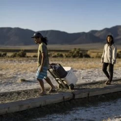 YETI Roadie 48 Wheeled Cool Box Charcoal 37 YETI Roadie 48 Wheeled Cool Box Charcoal -Fishing Equipment Shop YETI Roadie 48 Wheeled Cool Box Charcoal SKU 0121 CHA sku 0121 cha 18